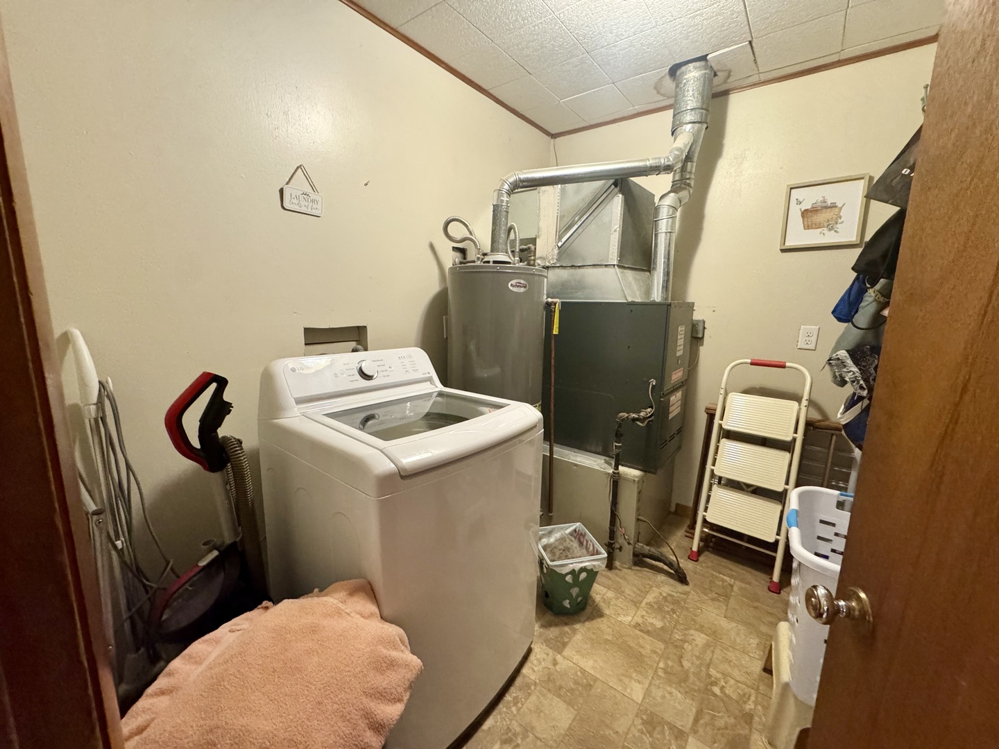 206 East Warren Street Le Roy, IL 61752 - Photo 13 of 18 a utility room with dryer and washer