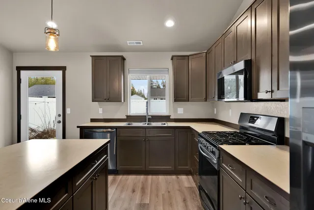 $462,500 | 31782 North 8th Avenue, Spirit Lake, ID 83869