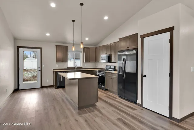 $462,500 | 31782 North 8th Avenue, Spirit Lake, ID 83869