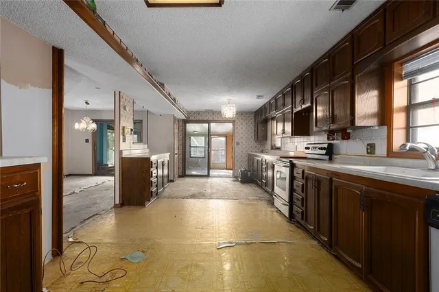 $600,000 | 1717 Southwest Hook Road, Lee's Summit, MO 64082