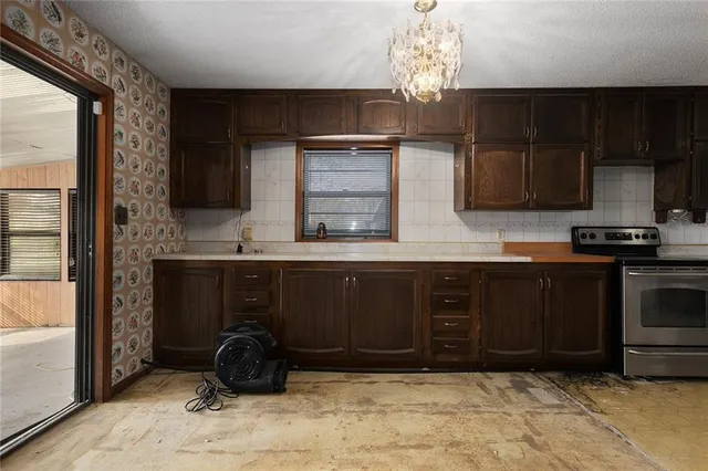 $600,000 | 1717 Southwest Hook Road, Lee's Summit, MO 64082