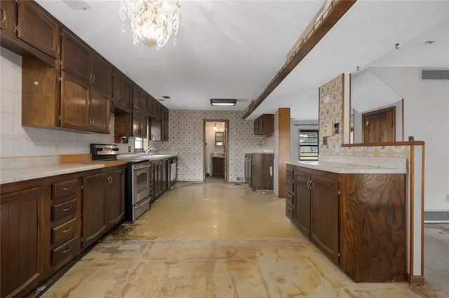 $600,000 | 1717 Southwest Hook Road, Lee's Summit, MO 64082