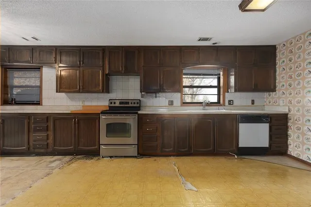 $600,000 | 1717 Southwest Hook Road, Lee's Summit, MO 64082