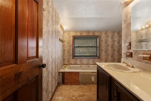 $600,000 | 1717 Southwest Hook Road, Lee's Summit, MO 64082