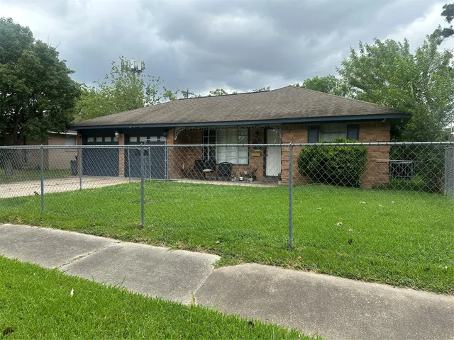 a view of a yard in front of a house