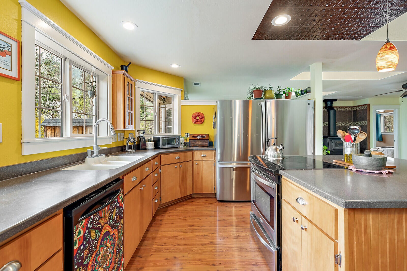 4790 Andrews Road Medford, OR 97501 - Photo 15 of 80 Incredibly light and bright kitchen.