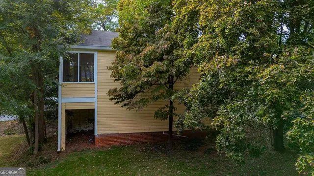 a view of a house with a yard
