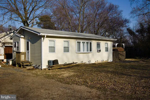 a view of a house with backyard