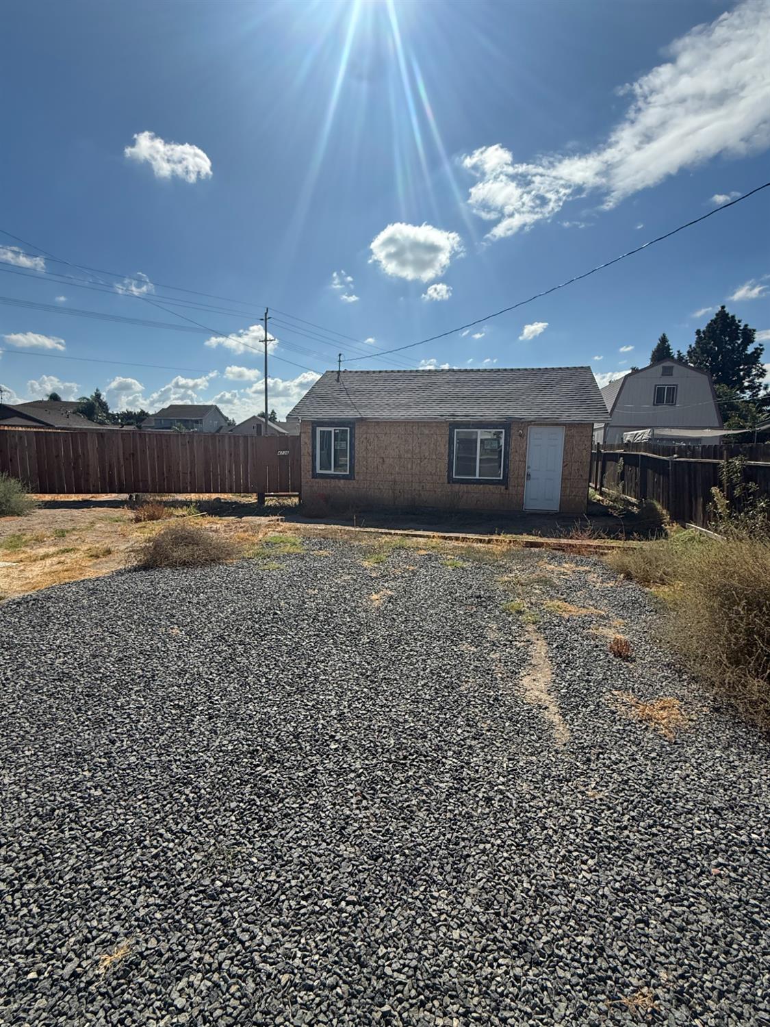 a view of a back yard