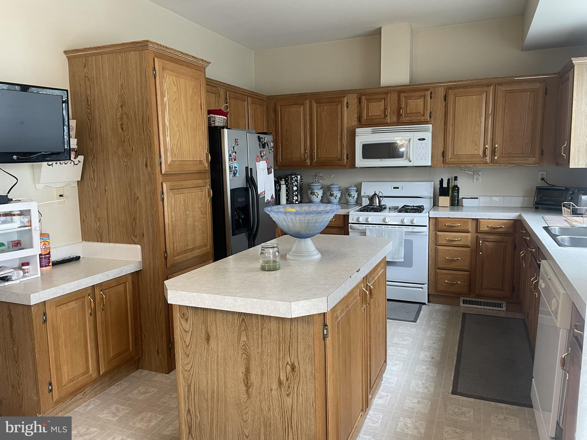 7359 Point Patience Way Elkridge, MD 21075 - Photo 3 of 23 a kitchen with stainless steel appliances a sink stove refrigerator and cabinets