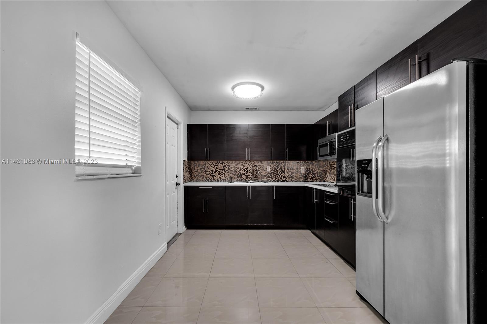 12371 Southwest 191st Street Miami, FL 33177 - Photo 4 of 19 a large bathroom with a large tub and shower