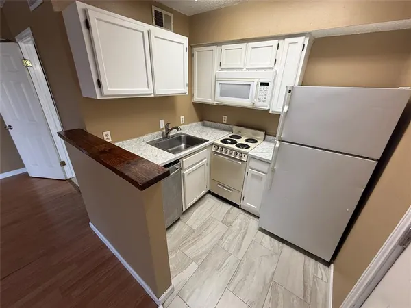 $975 | 2301 Basil Drive, Unit F301, Arlington, TX 76006