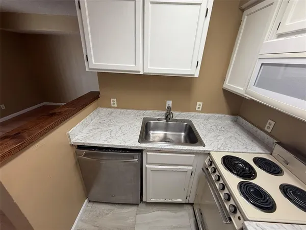 $975 | 2301 Basil Drive, Unit F301, Arlington, TX 76006