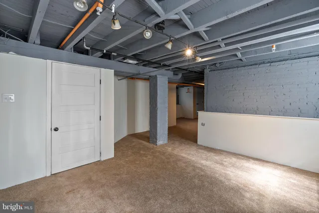 a view of a utility room