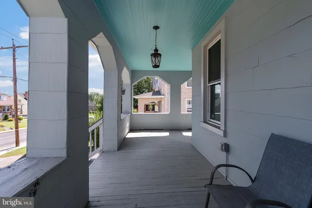 a view of livingroom with furniture
