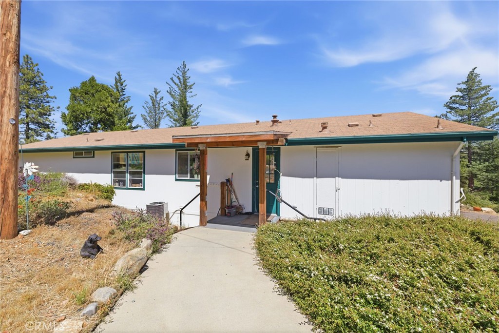 21552 Sprague Road West Groveland, CA 95321 - Photo 3 of 36 a front view of a house with a yard
