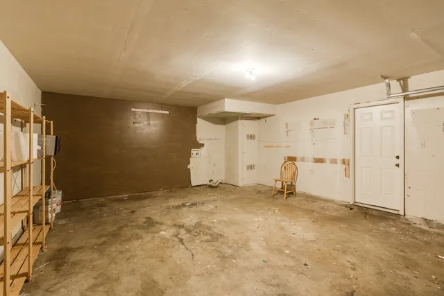 a view of a house with backyard