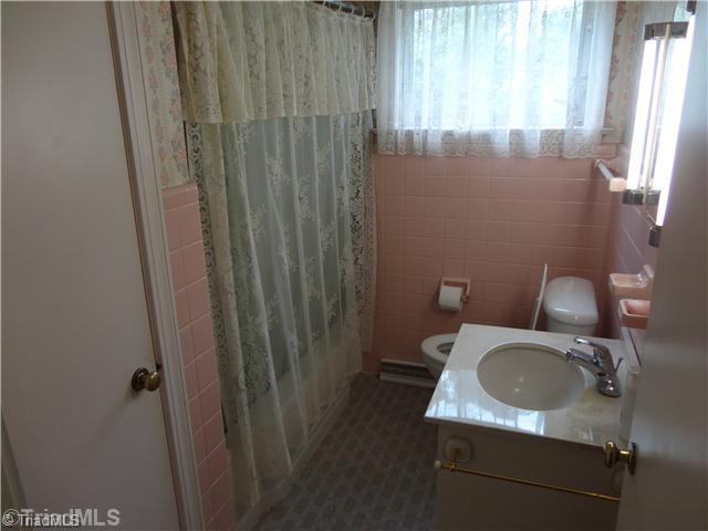 623 Creek Ridge Road Greensboro, NC 27406 - Photo 10 of 15 Bath.