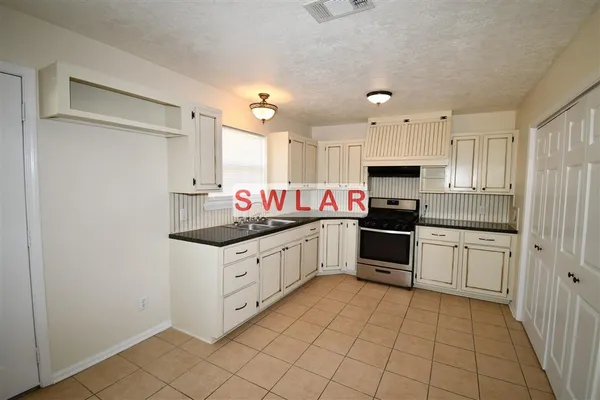 $925 | 2403 Evelia Street, Westlake, LA 70669