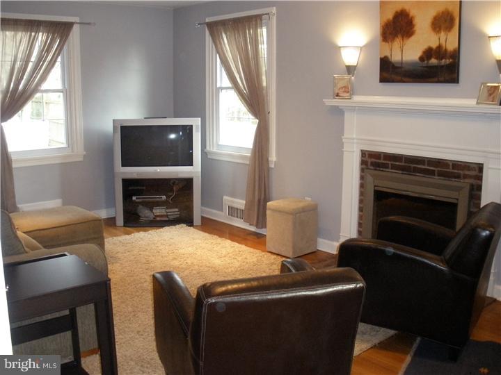 527 Ashmead Road Cheltenham, PA 19012 - Photo 12 of 21 Living Room