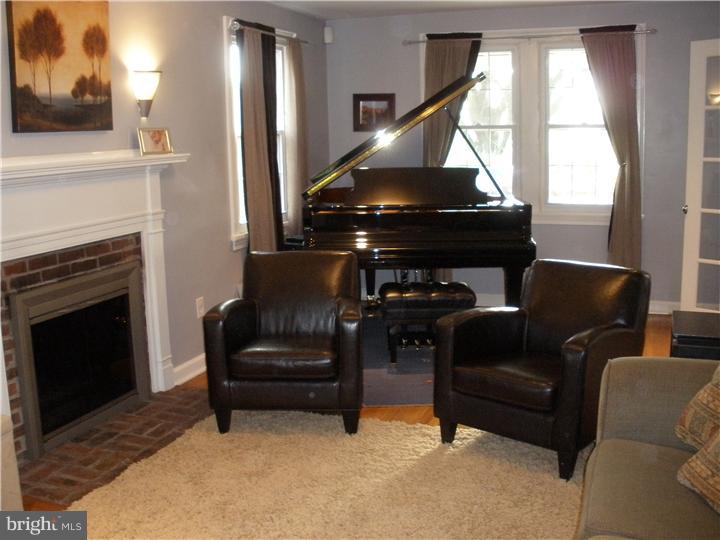 527 Ashmead Road Cheltenham, PA 19012 - Photo 13 of 21 Living Room