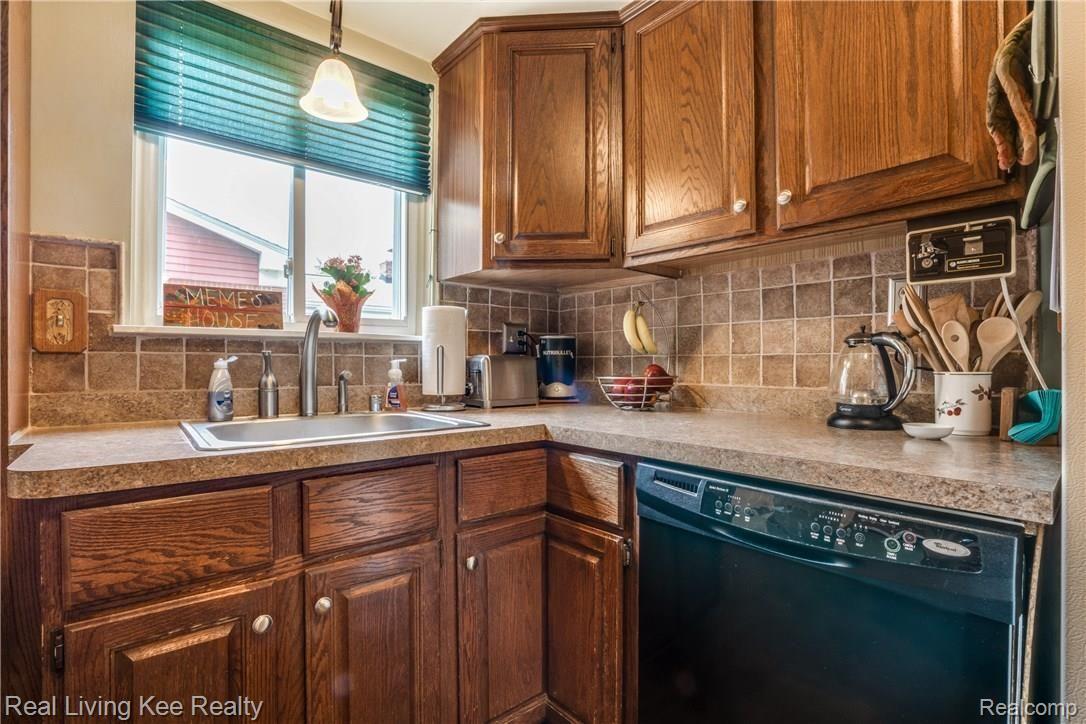 621 Rewold Drive Rochester, MI 48307 - Photo 12 of 34 Nice neutral countertops and quality cabinets!