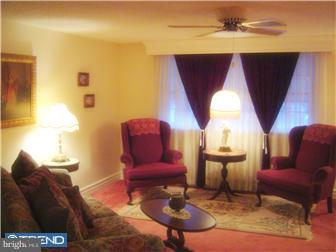 4429 Crossland Road Philadelphia, PA 19154 - Photo 4 of 10 Living Room