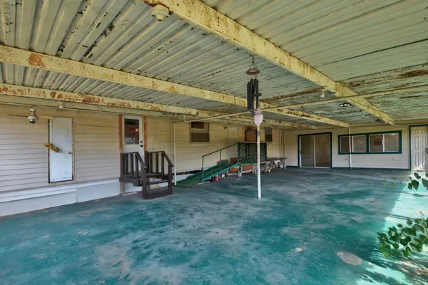 a view of a backyard