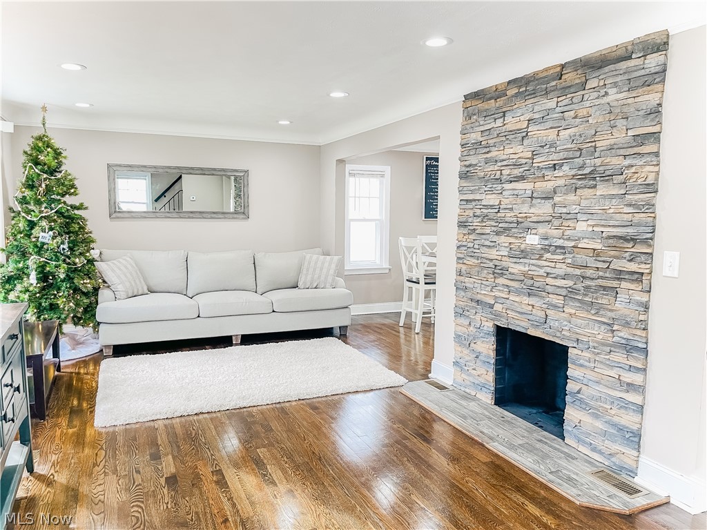 3937 Orchard Road Cleveland, OH 44121 - Photo 3 of 35