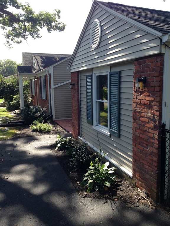 244 Draper Street Springfield, MA 01108 - Photo 3 of 28