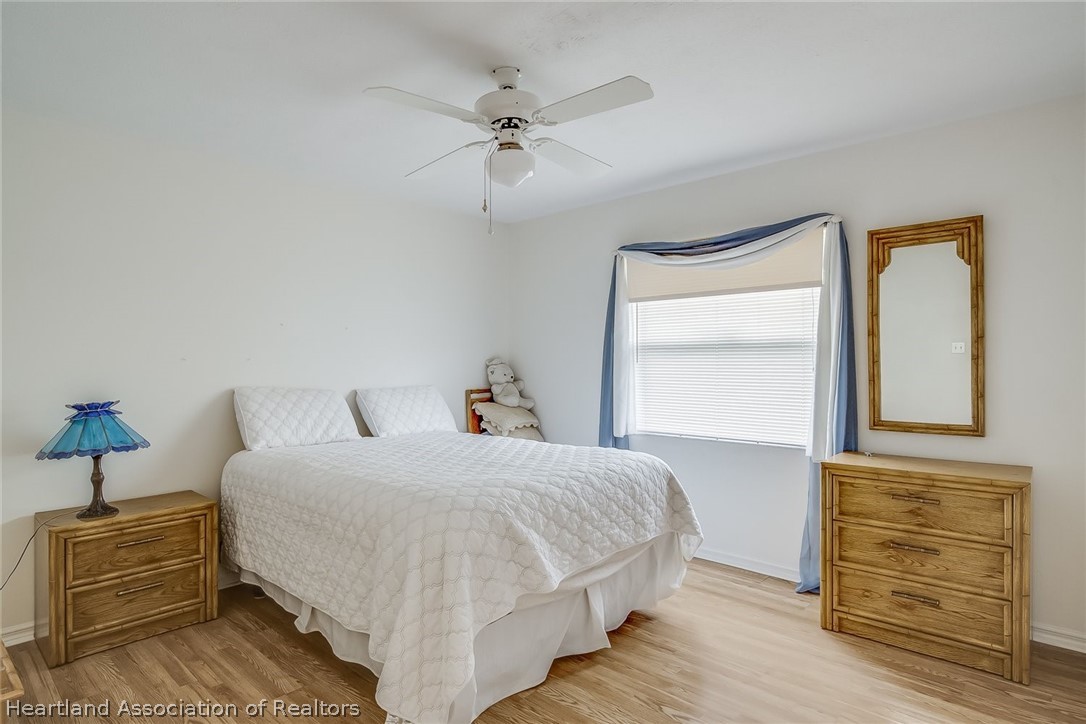 246 Tangerine Road Lake Placid, FL 33852 - Photo 21 of 36 a bedroom with a bed and a dresser