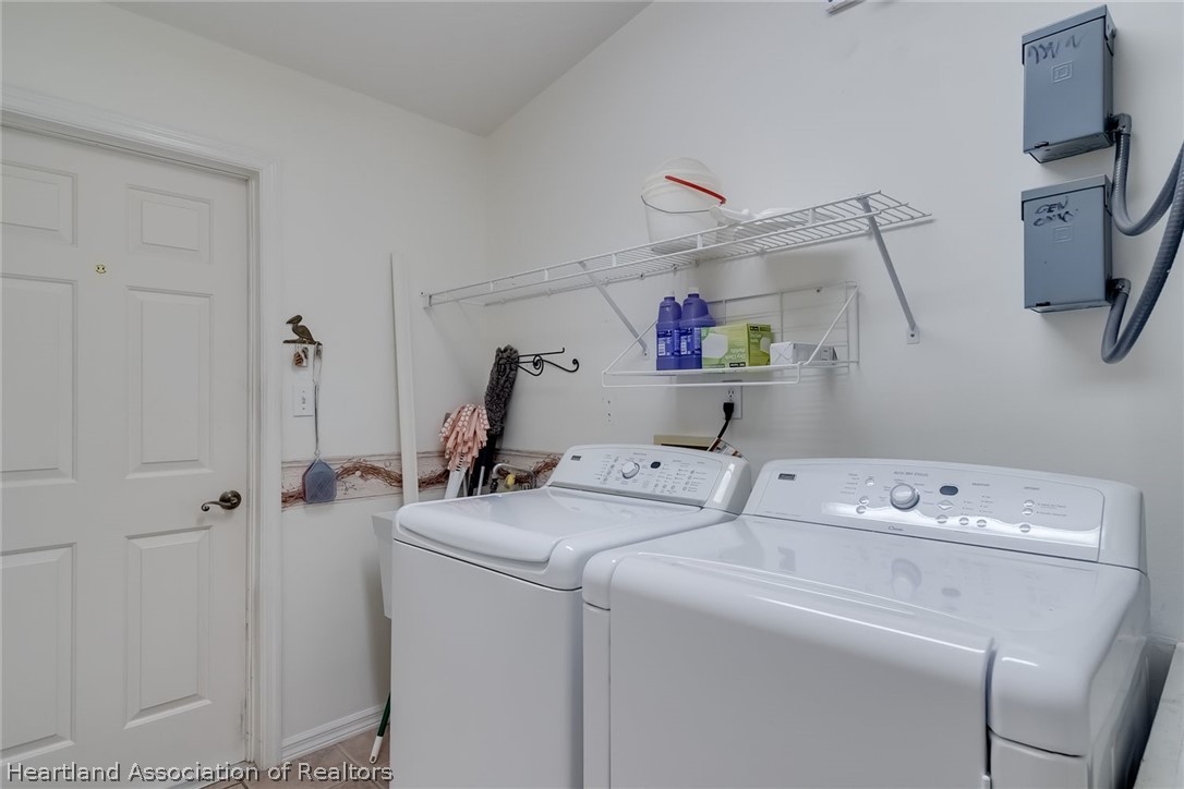 246 Tangerine Road Lake Placid, FL 33852 - Photo 27 of 36 a utility room with dryer and washer