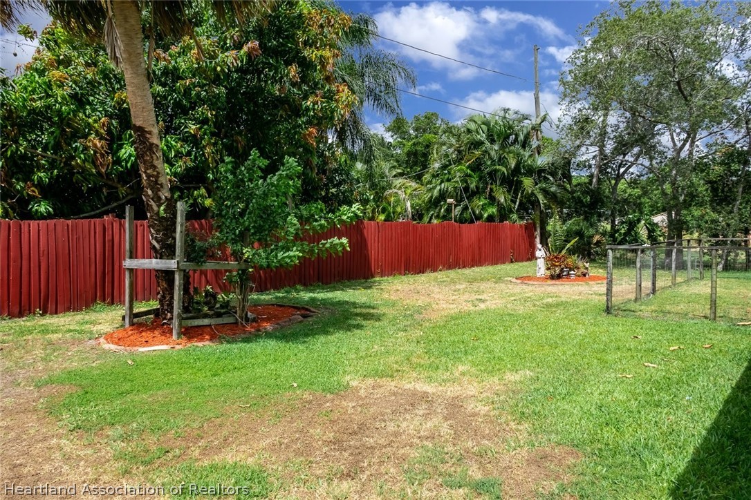 246 Tangerine Road Lake Placid, FL 33852 - Photo 33 of 36 a backyard of a house with table and chairs