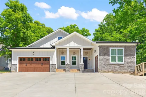 $899,999 | 2917 Lake Shore Road South, Denver, NC 28037