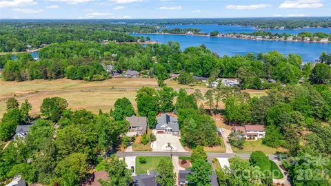$899,999 | 2917 Lake Shore Road South, Denver, NC 28037