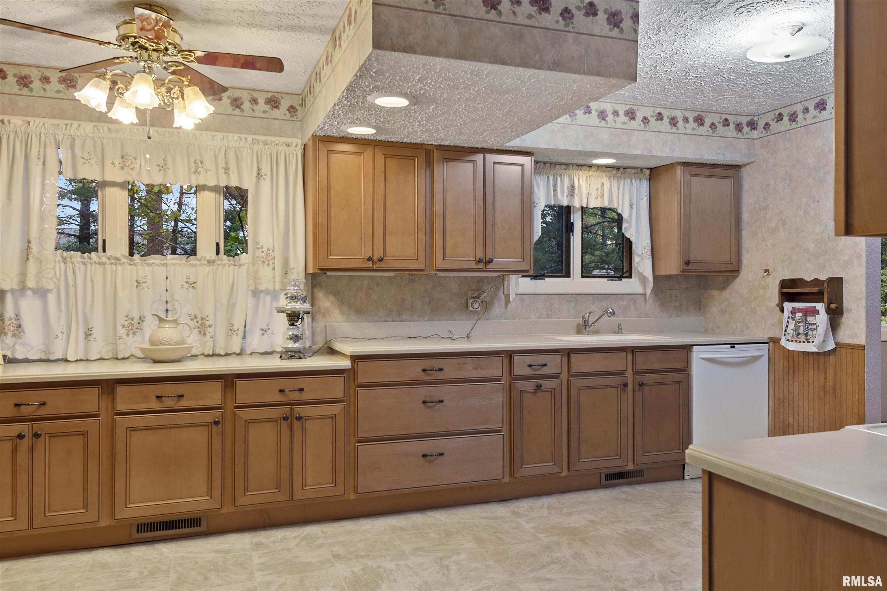 2221 West Rd Drive Springfield, IL 62711 - Photo 13 of 40