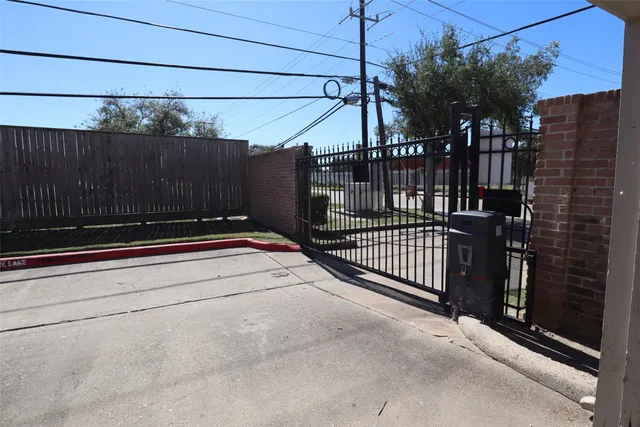 a way to rooms with a hallway