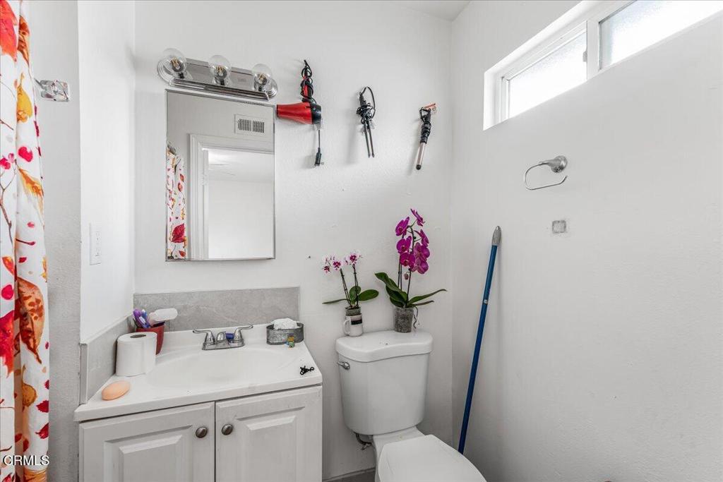 970 Laurel Street West Oxnard, CA 93033 - Photo 11 of 40 a bathroom with a sink vanity mirror and toilet