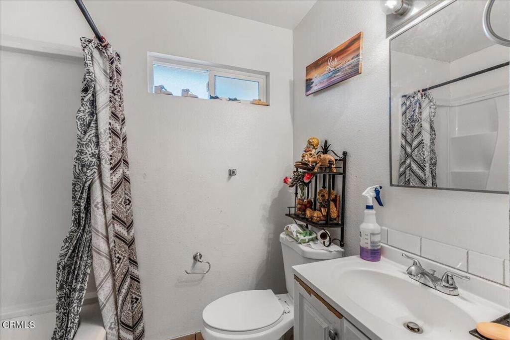 970 Laurel Street West Oxnard, CA 93033 - Photo 13 of 40 a bathroom with a sink toilet and shower