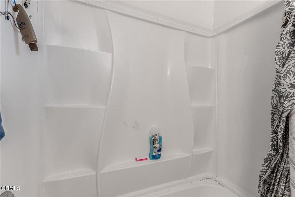970 Laurel Street West Oxnard, CA 93033 - Photo 14 of 40 a bathroom with a bathtub
