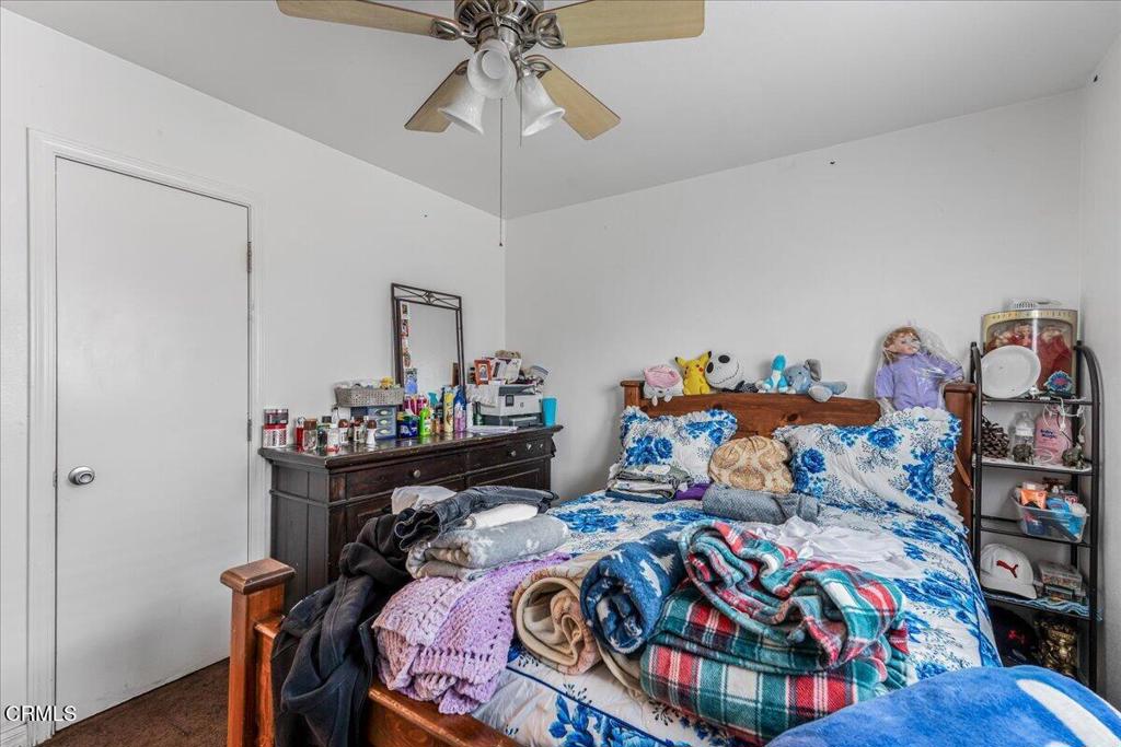 970 Laurel Street West Oxnard, CA 93033 - Photo 20 of 40 a bed room with a bed and a baby bed