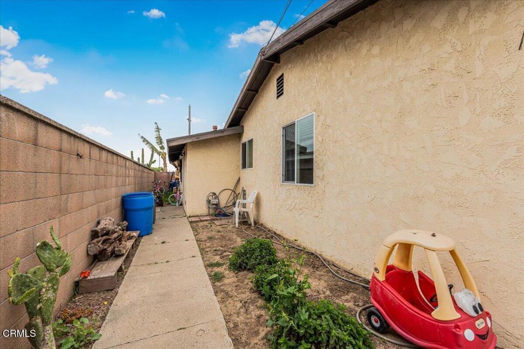 970 Laurel Street West Oxnard, CA 93033 - Photo 28 of 40 a backyard of a house with seating space