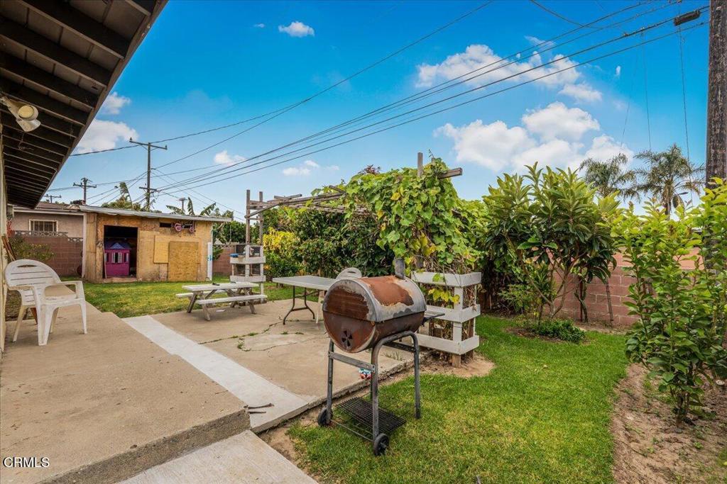 970 Laurel Street West Oxnard, CA 93033 - Photo 30 of 40 a backyard of a house with table and chairs