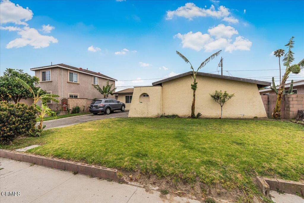 970 Laurel Street West Oxnard, CA 93033 - Photo 3 of 40 a white house in the middle of a yard