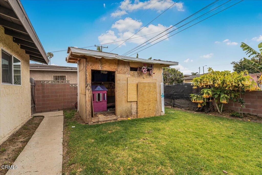 970 Laurel Street West Oxnard, CA 93033 - Photo 33 of 40 a view of a garage