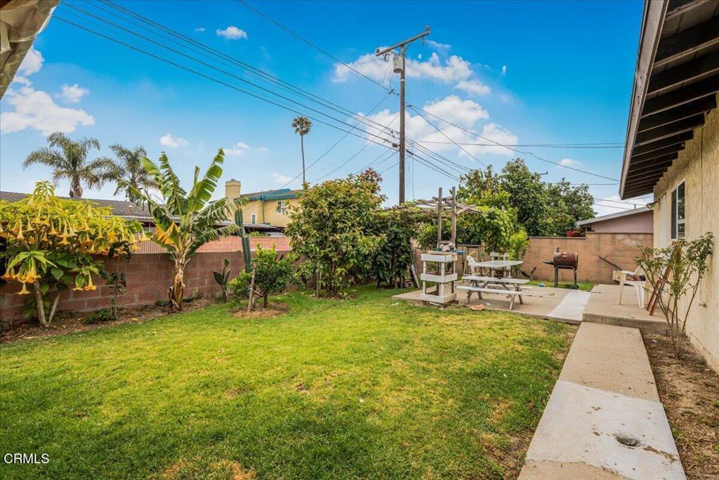 970 Laurel Street West Oxnard, CA 93033 - Photo 38 of 40 a view of a swimming pool with chairs