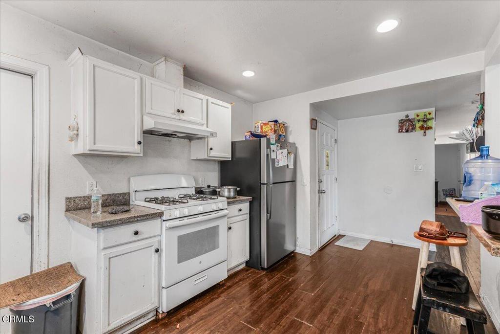 970 Laurel Street West Oxnard, CA 93033 - Photo 4 of 40 a kitchen with a stove a refrigerator and wooden floor