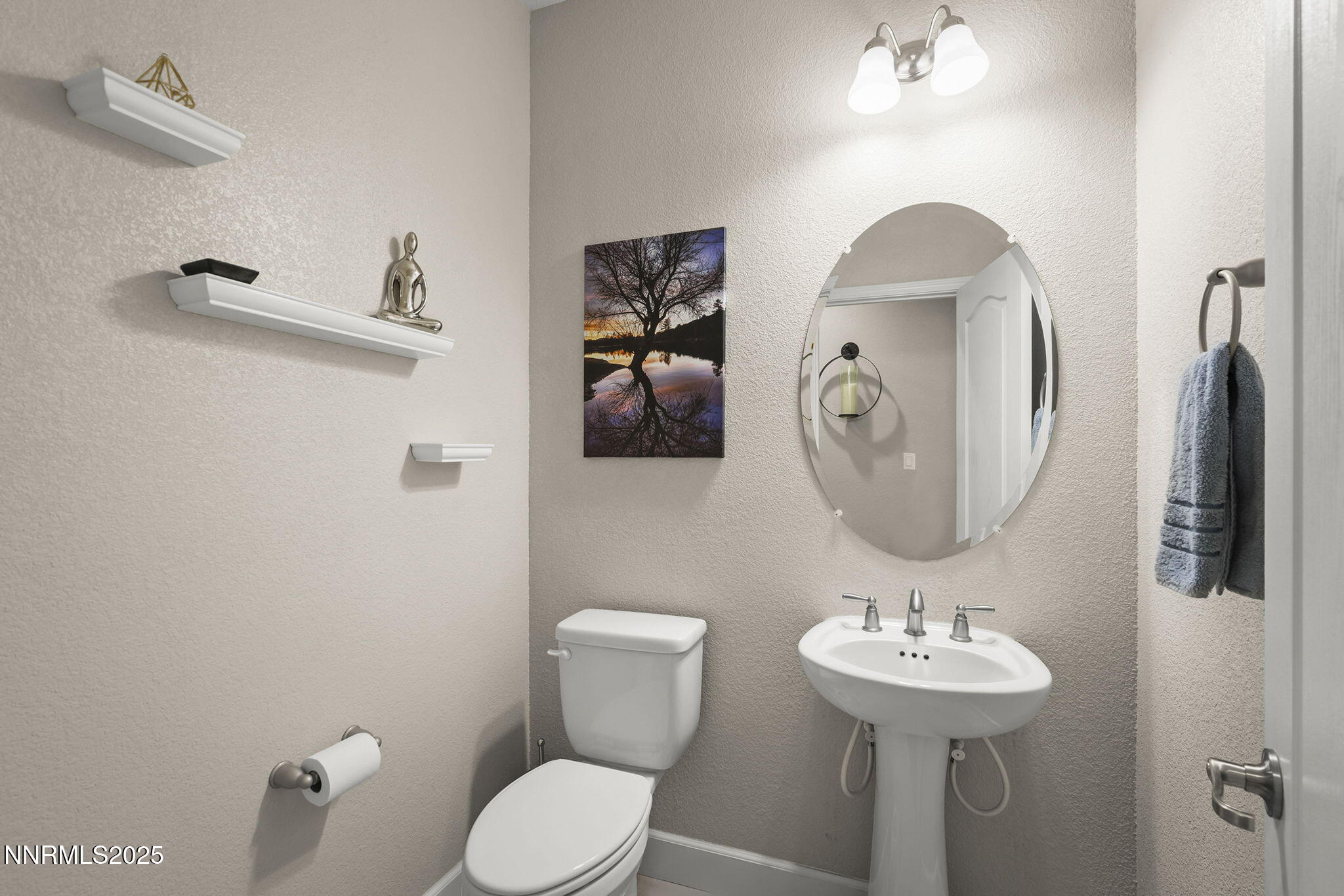 2835 Tobiano Drive Reno, NV 89521 - Photo 26 of 33 a bathroom with a toilet sink and mirror