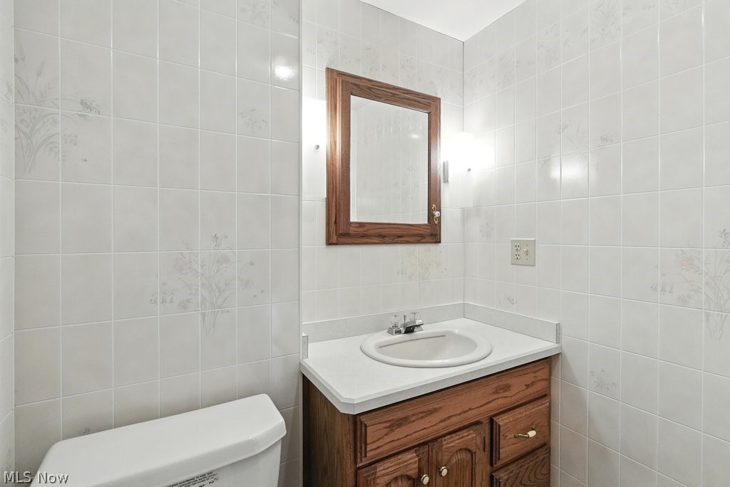 2800 Worrell Road Willoughby Hills, OH 44094 - Photo 31 of 40 Downstairs full bathroom