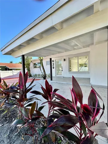 a view of a backyard